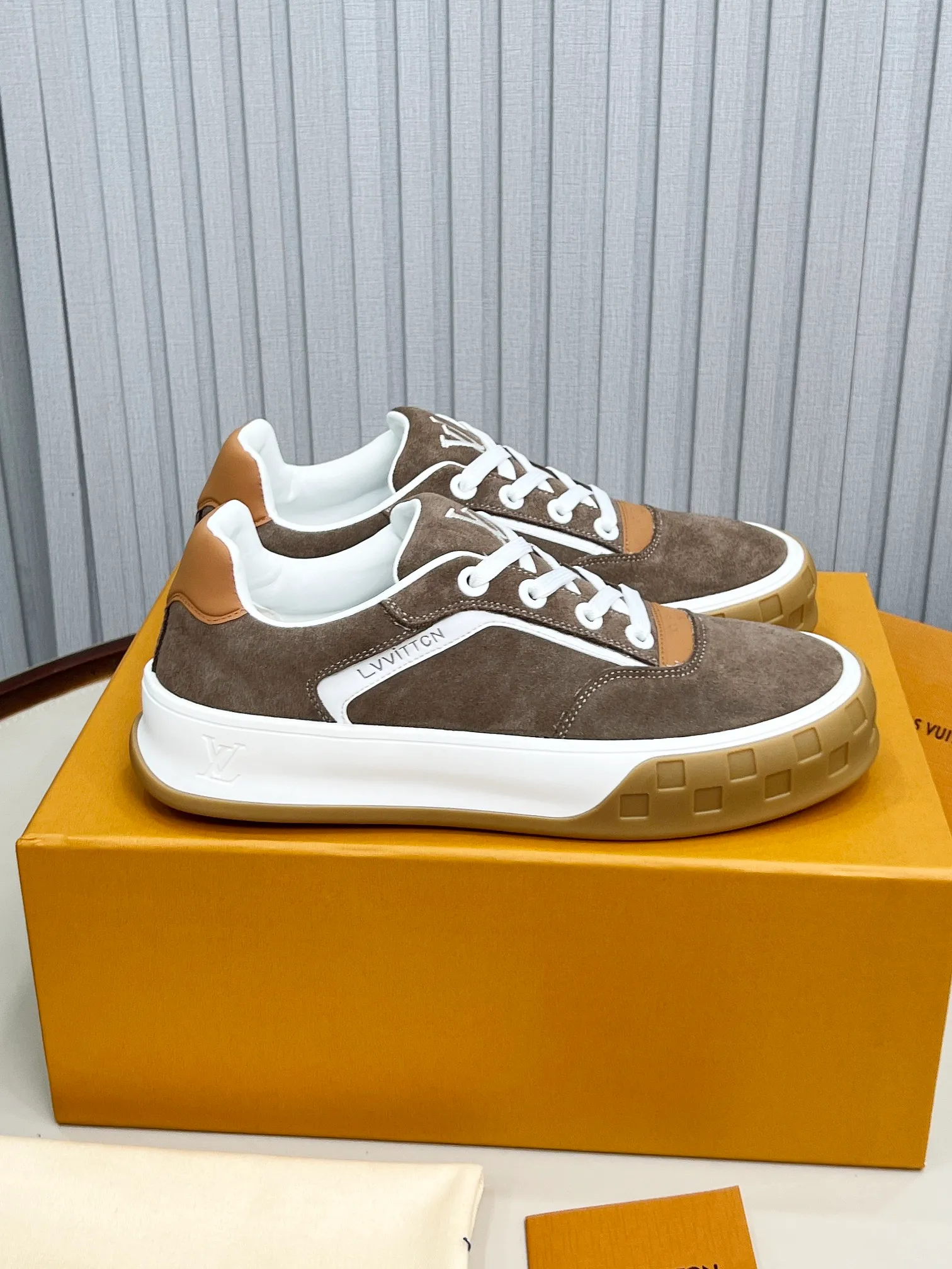 p620💰Men's shoes ❤️❤️❤️Top version LV-Louis Vuitton-Classic catwalk new style Air glue process·Original 1:1 development and reproduction! ! The upper foot is very comfortable. It is made of luxurious materials and fine workmanship. The midsole is printed with English letters "Made in Europe". The upper is made of calfskin imported from Italy. The side is decorated with the brand's LOGO and signature. The latest latex foot pads and mesh lining make the foot feel super comfortable. The original two-color TPU combination outsole is specially provided by the original factory. Bag technology Goodyear stitched edges Fabric: Exclusive custom first-layer cowhide Accessories: Exclusive private model Vuitton logo, lining: Customized silk mesh lining - first-layer silk cowhide lining Outsole: TPU combination outsole wear-resistant, non-slip and anti-yellowing Foot pads: new latex pads-mesh sweat-absorbent Counter technology: fully computerized sewing machine wire drawing Toe box back cover Hot and cold shaping Full set of pull-top last with medium and low logo pattern Code number 39-45